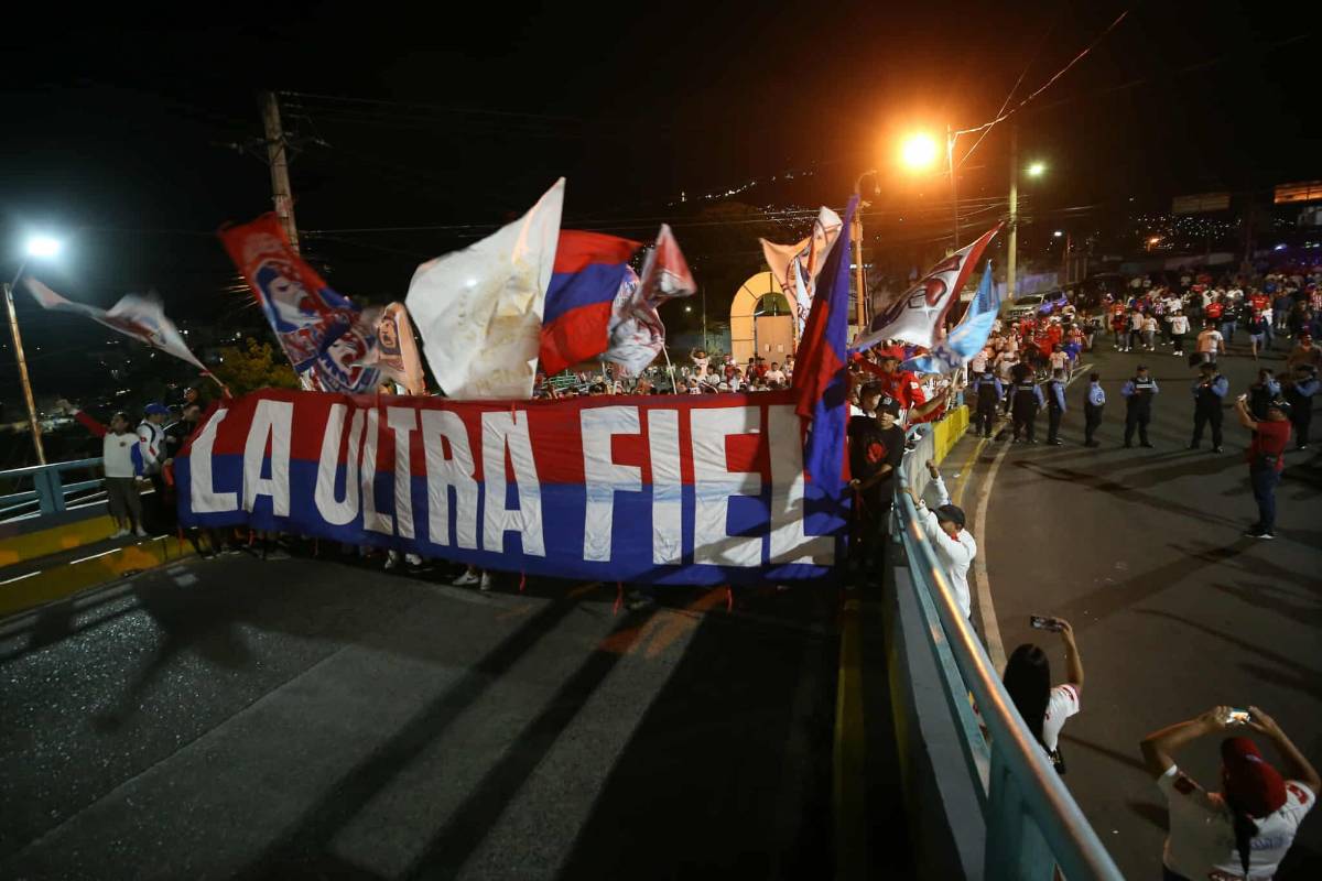 Aficionada se lleva las miradas, lindas fanáticas y la camisa que todos valoran en el Olimpia vs Alajuelense