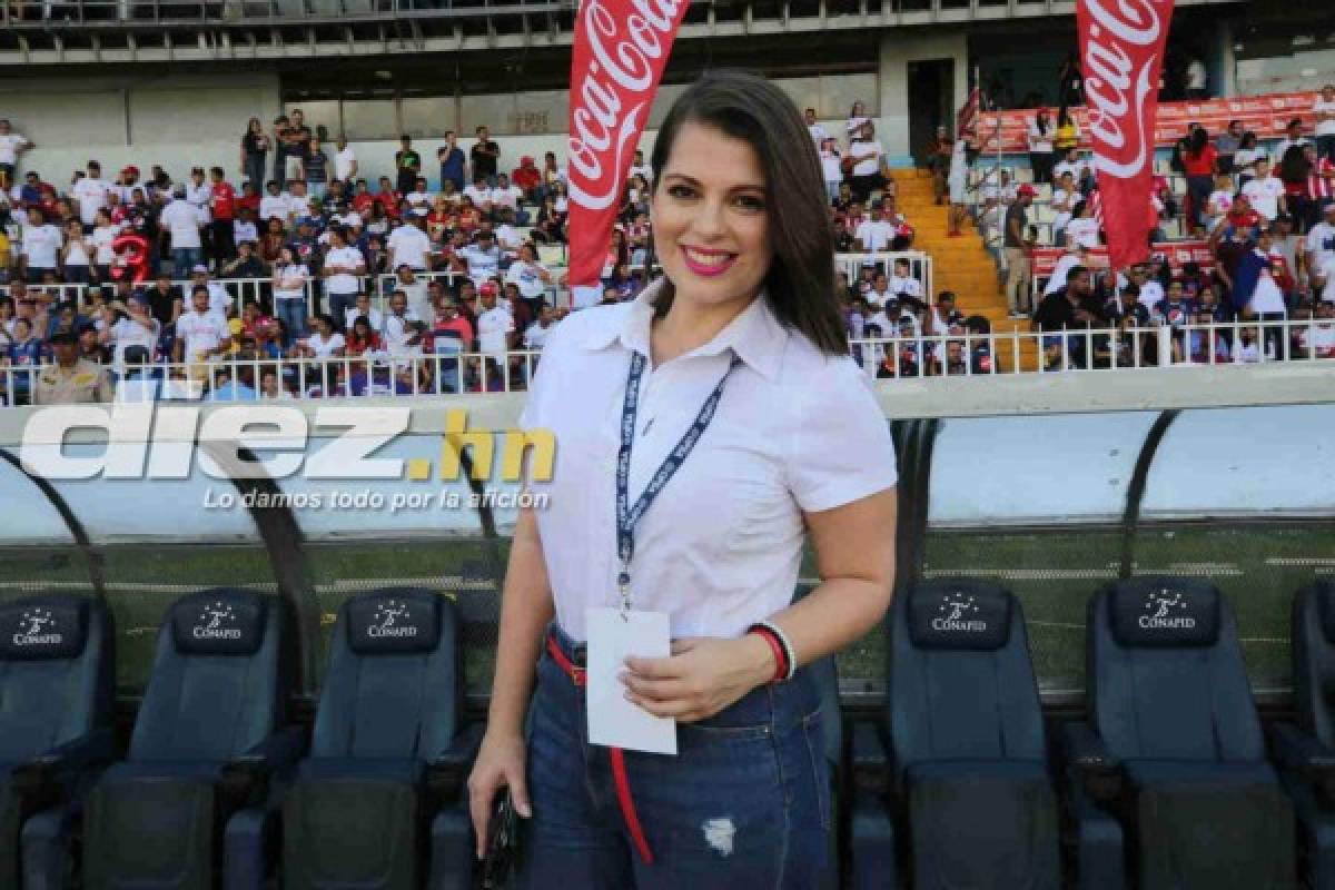 Modelos, aficionadas y esposas de jugadores, entre las chicas de la final Olimpia-Motagua