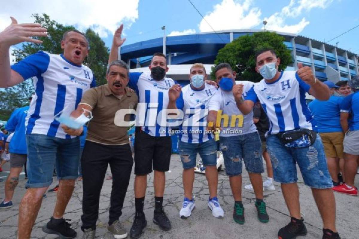 Las bellas chicas vaqueras, el prócer y el busito de la aventura en la previa del El Salvador vs Honduras