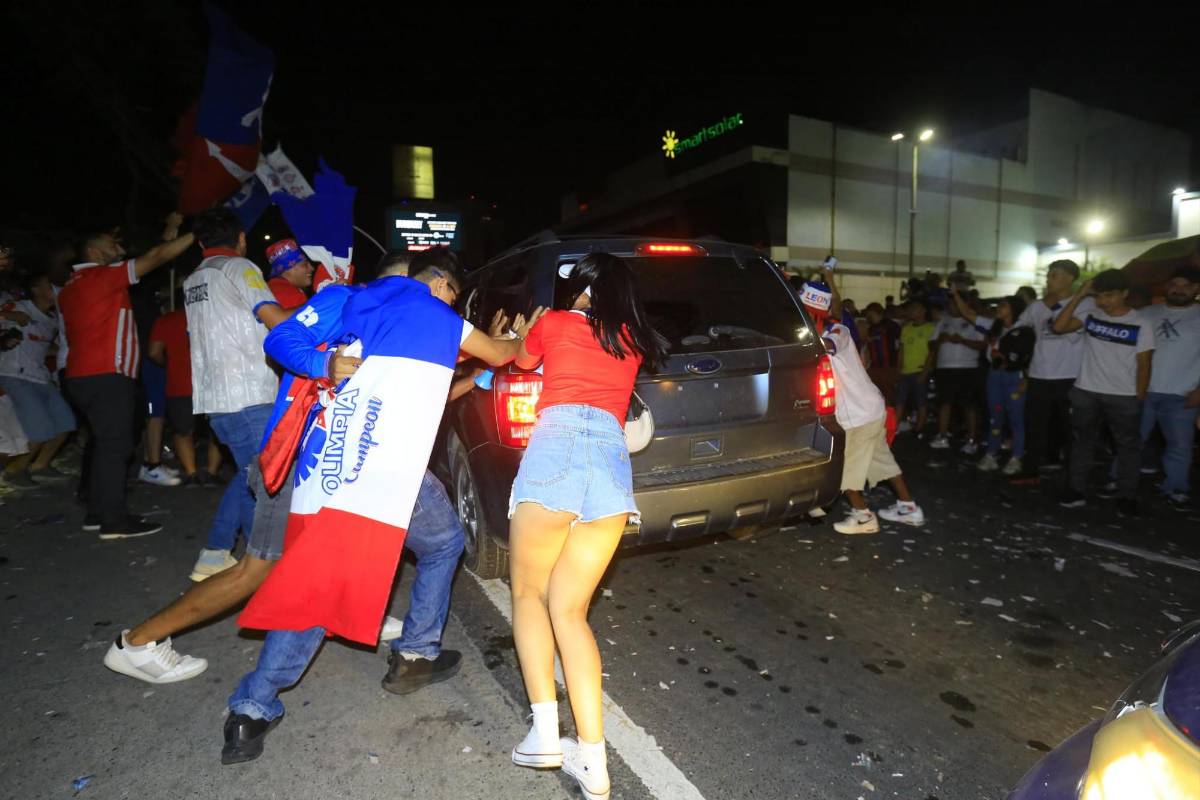 ¡Fiesta por la 39! Aficionados del Olimpia celebran por toda Honduras el título del torneo Clausura
