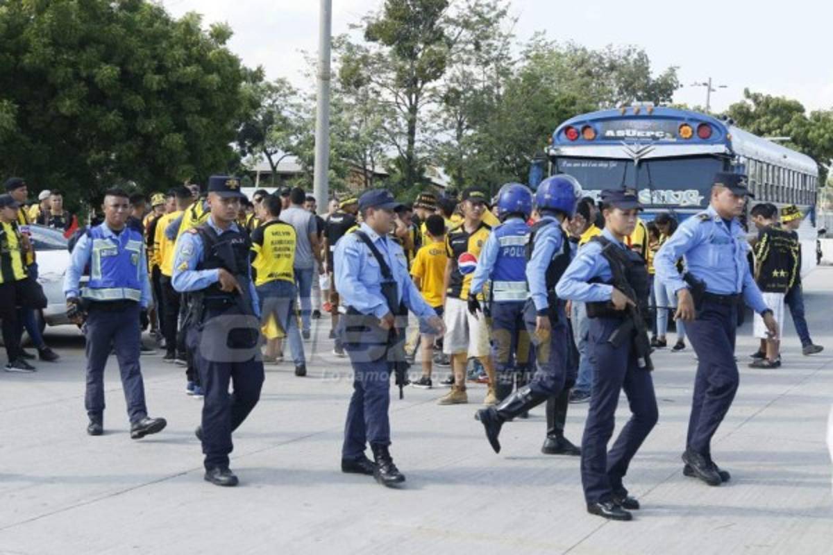 El ambientazo de los aficionados previo al clásico sampedrano en el Olímpico