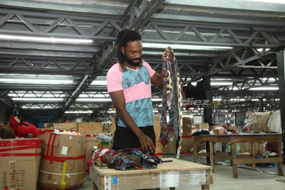 Así es el trabajo de Roy Smith cargando bultos y seleccionando ropa en una bodega de ropa