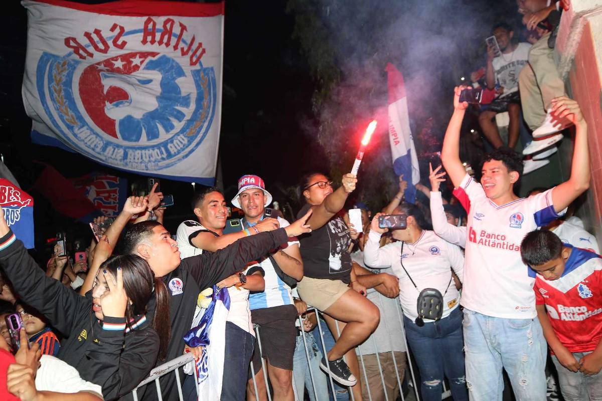 ¡Una locura de banderazo! Afición del Olimpia se desborda junto al plantel pensando en la corona 39