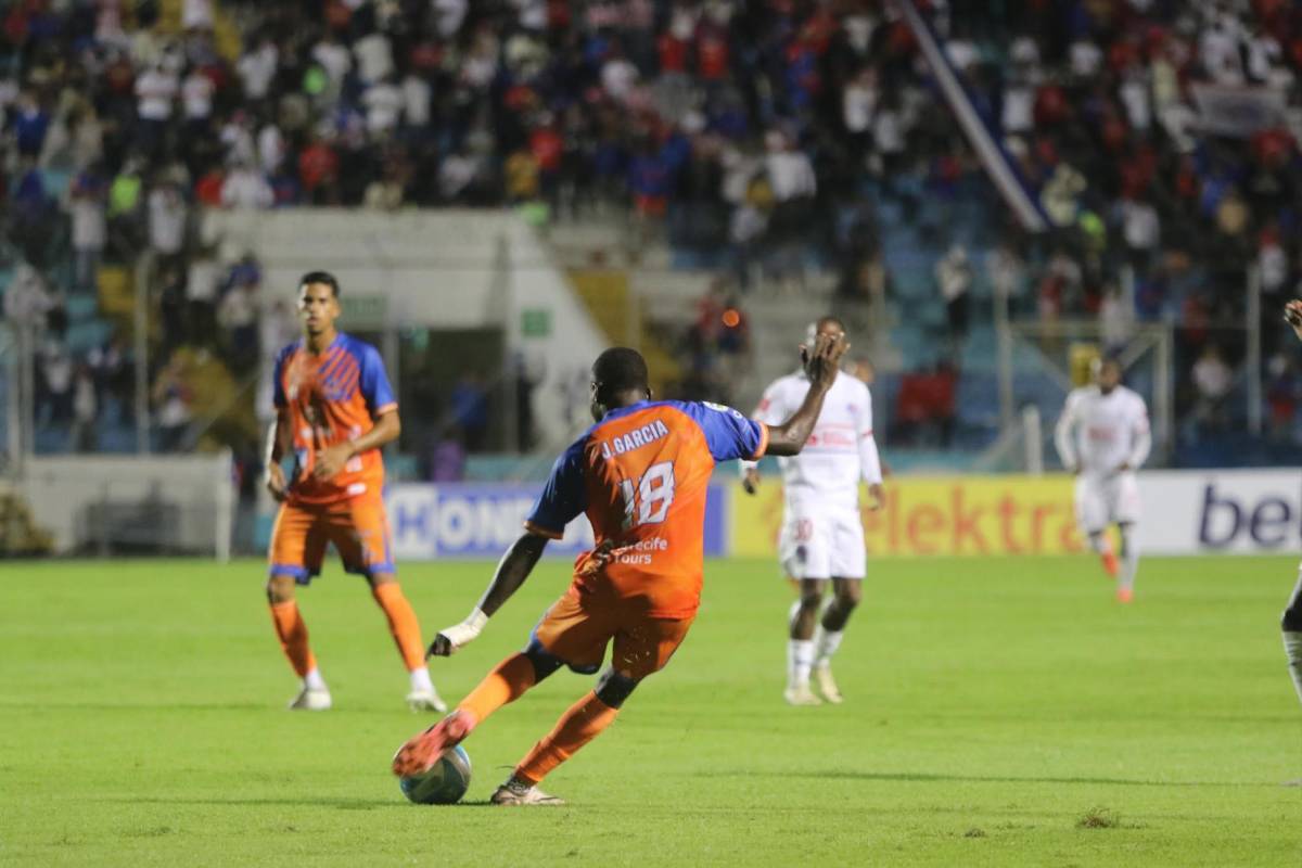 Alberth Elis le sonríe al fútbol, la nueva sorpresa que nadie sabía del Nacional y Olimpia presentó su título ante Lobos UPN