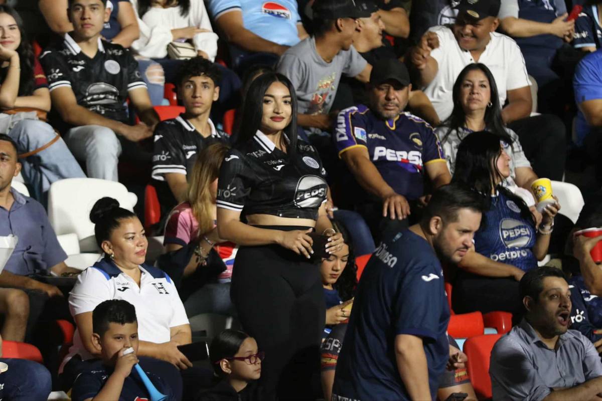¡Bellezas en el Nacional! Aficionada tica roba miradas y catrachas lucen espléndidas en el Motagua vs Alajuelense