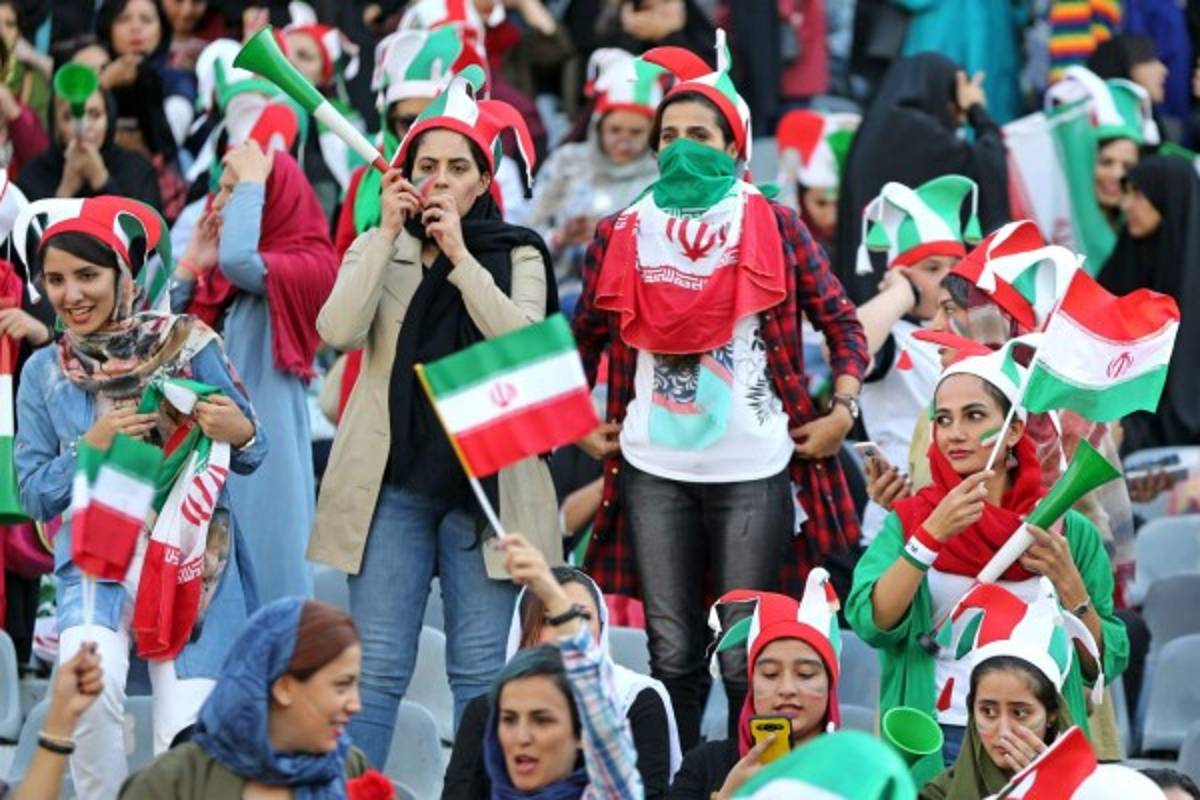 Euforia total: Por primera vez, mujeres asisten a un partido oficial de futbol en Irán