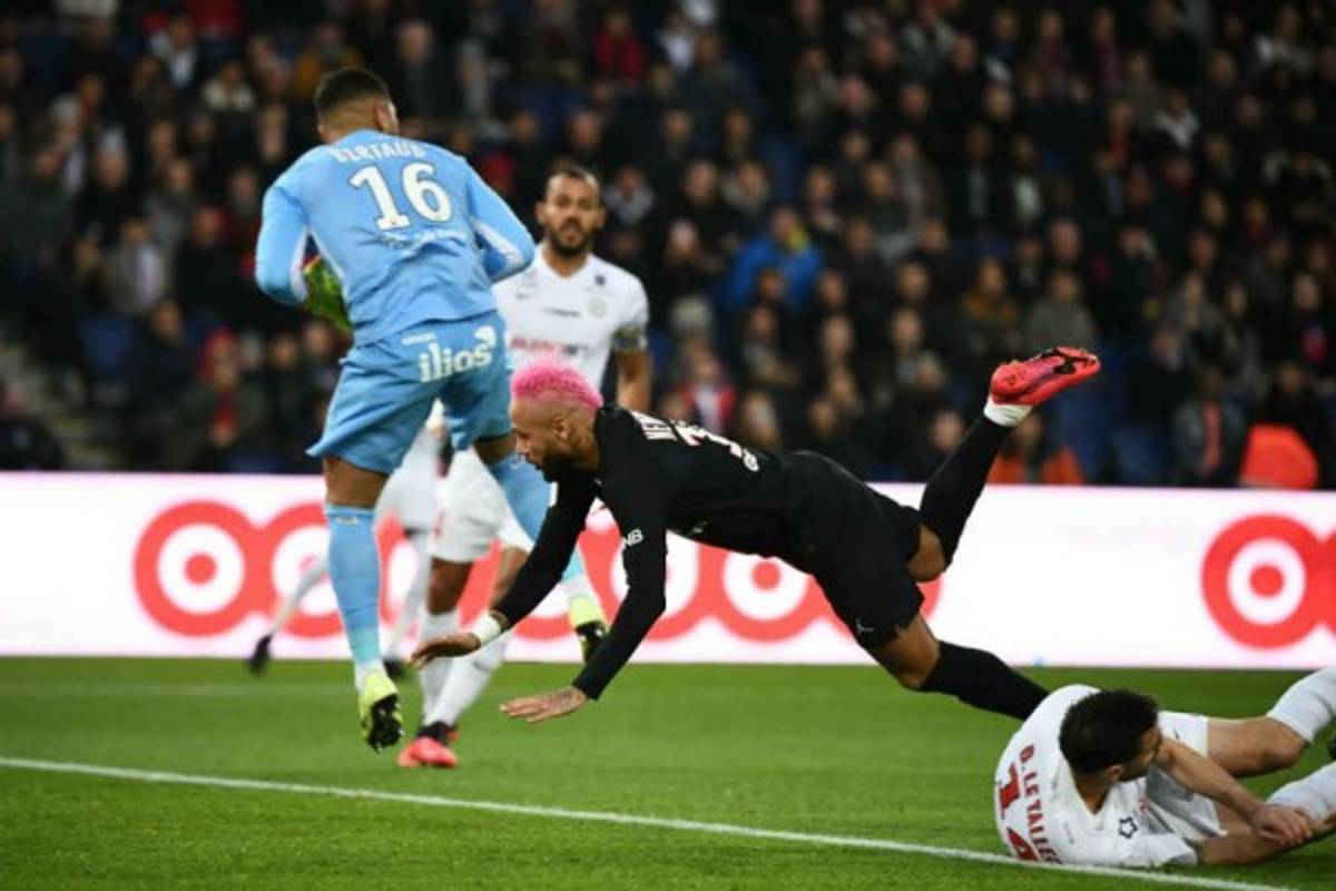 Neymar estrena extravagante 'look' y le rinde homenaje a Kobe Bryant en partido del PSG