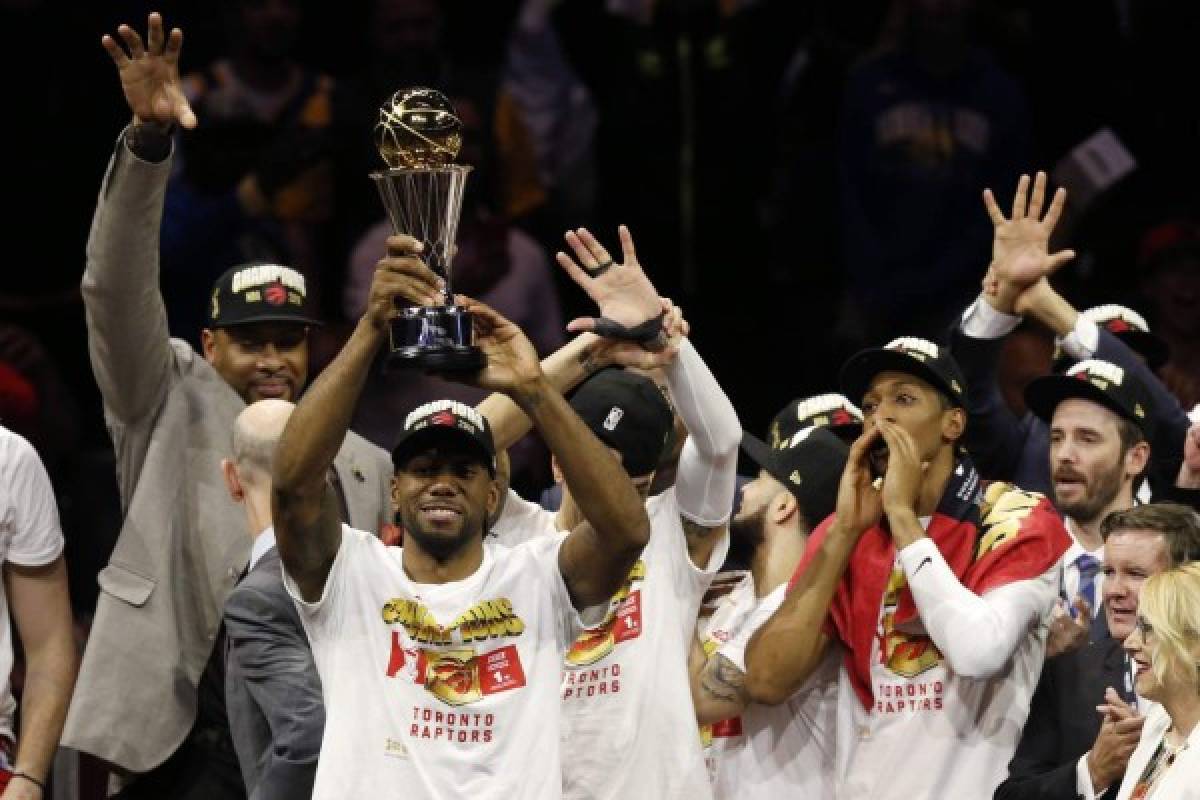 OAKLAND, CALIFORNIA - JUNE 13: Kawhi Leonard #2 of the Toronto Raptors is awarded the MVP after his team defeated the Golden State Warriors to win Game Six of the 2019 NBA Finals at ORACLE Arena on June 13, 2019 in Oakland, California. NOTE TO USER: User expressly acknowledges and agrees that, by downloading and or using this photograph, User is consenting to the terms and conditions of the Getty Images License Agreement. Lachlan Cunningham/Getty Images/AFP