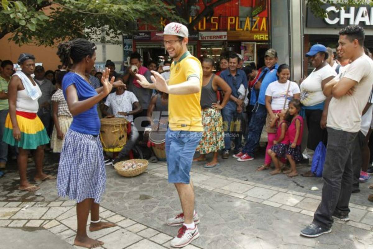 Aficionados australianos bailan punta y comen baleadas en San Pedro Sula