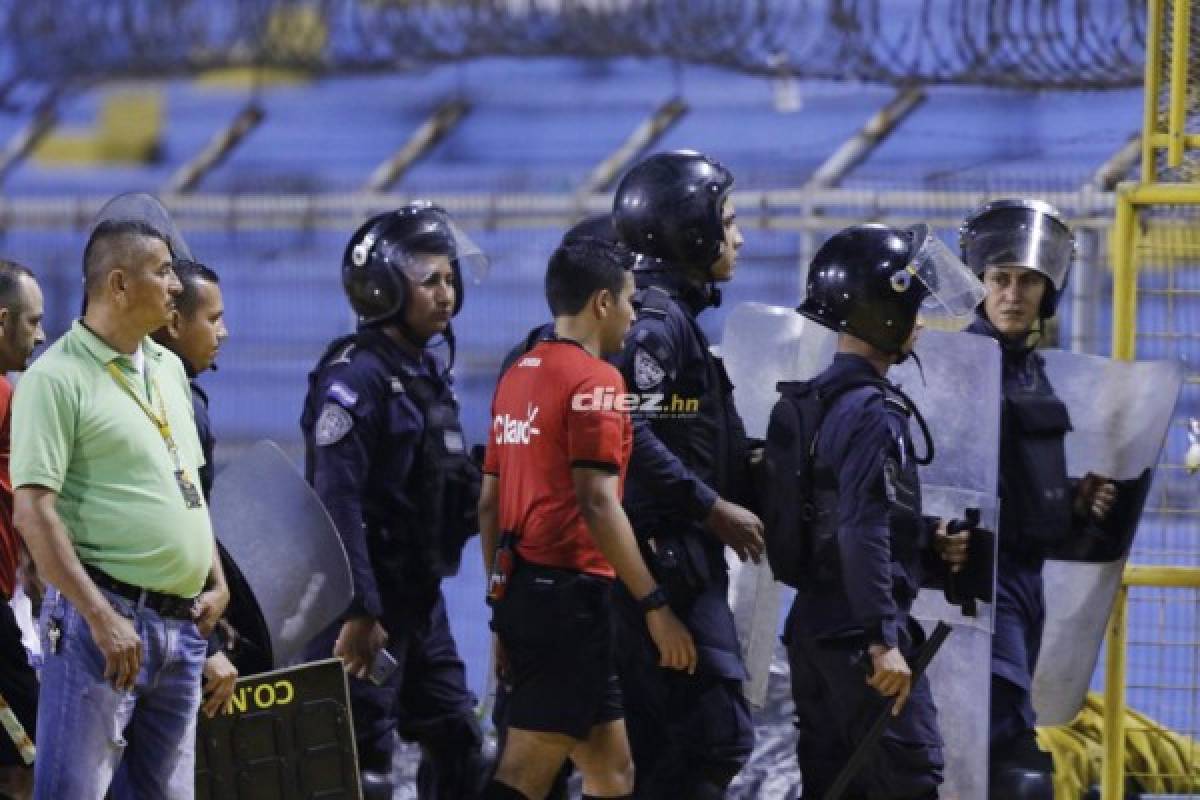 Fotos: Pedro Troglio pierde los estribos tras ser expulsado por el árbitro Saíd Martínez