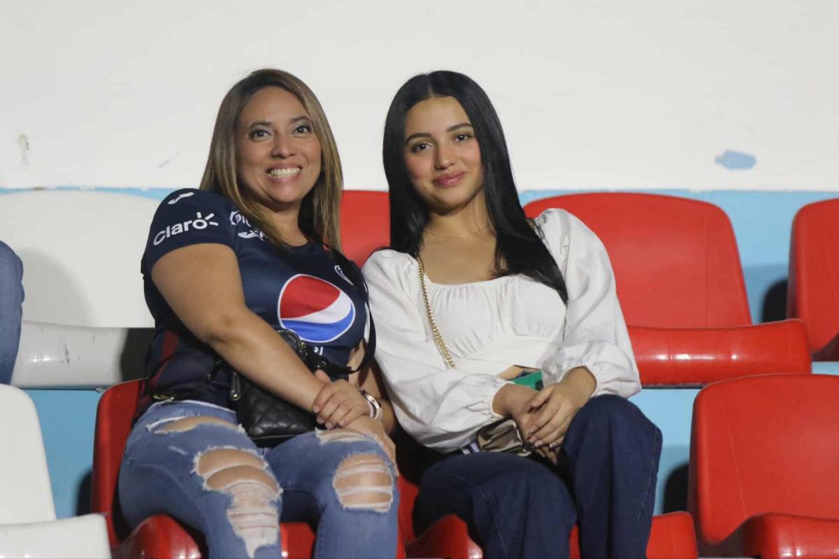 ¡Bellezas en el Nacional! Aficionada tica roba miradas y catrachas lucen espléndidas en el Motagua vs Alajuelense
