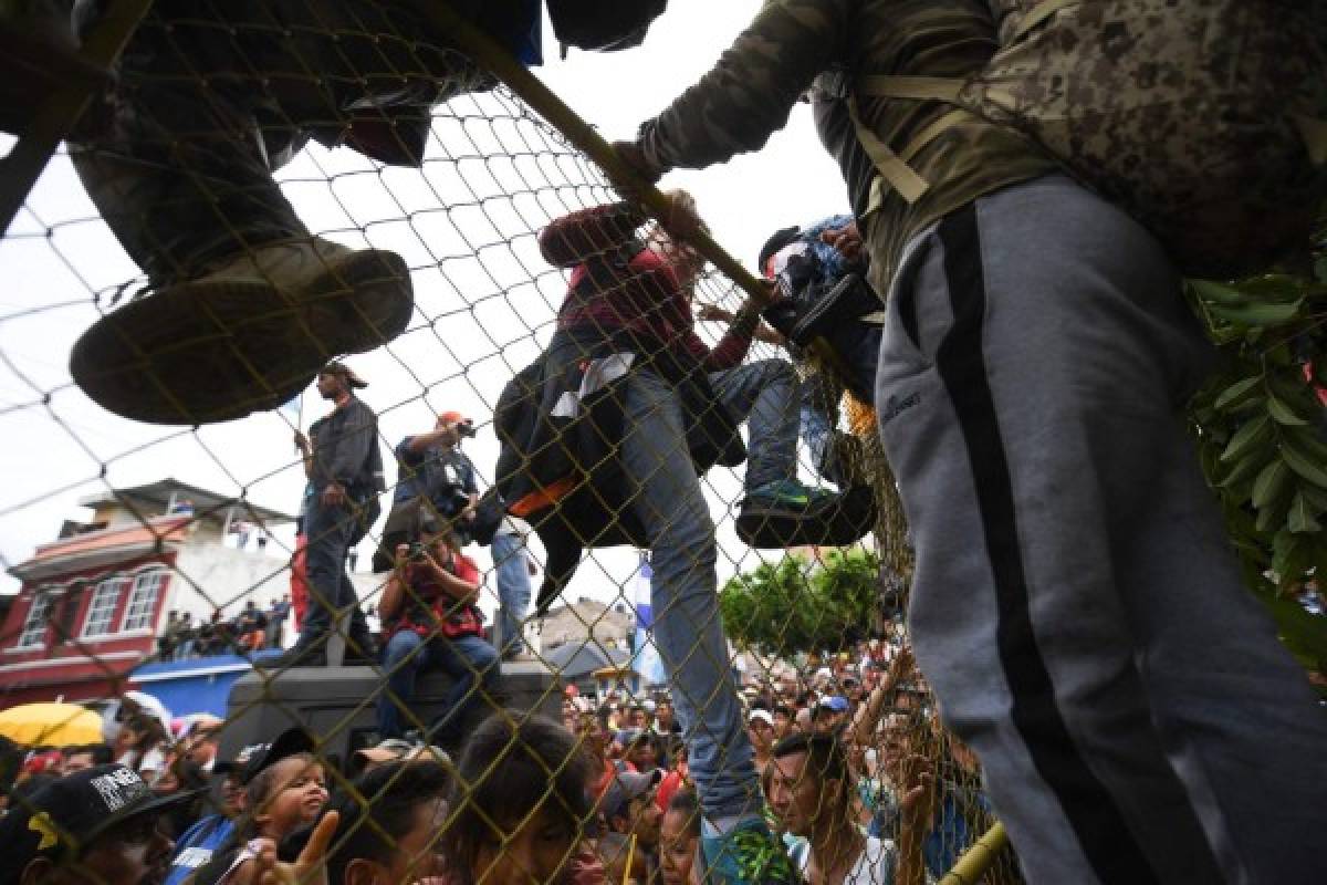 EN FOTOS: Así rompieron barrera de seguridad la caravana de migrantes en México