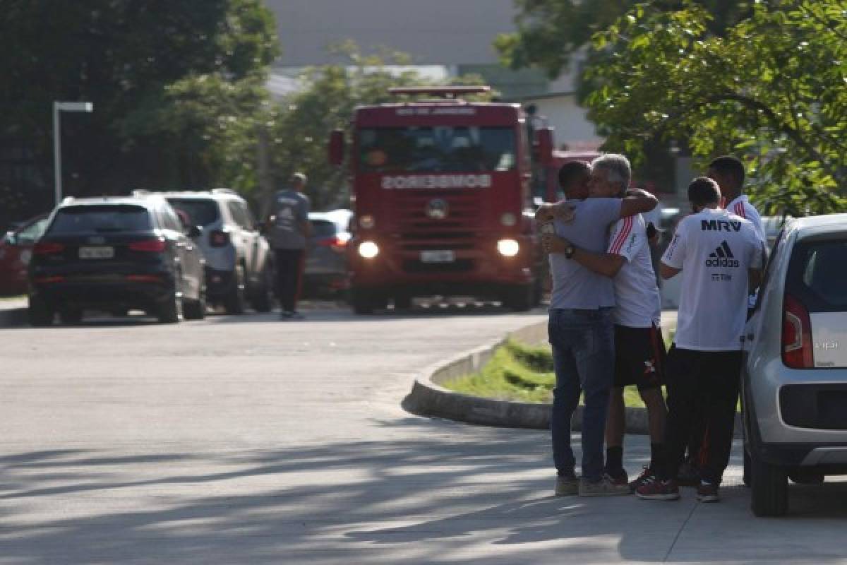 Desgarradoras imágenes: Tristeza y llanto en complejo del Flamengo tras voraz incendio