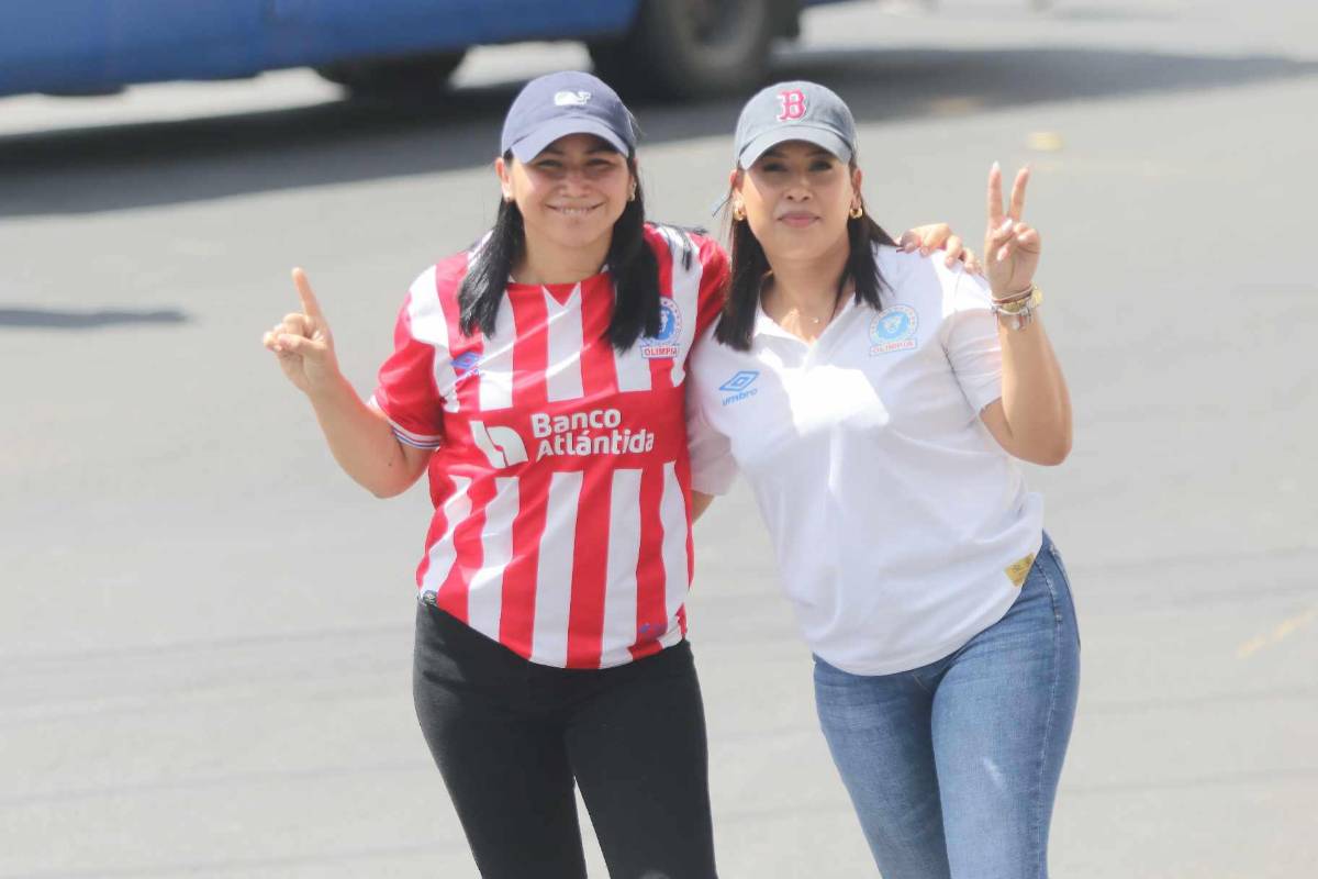 ¿Quién es la aficionada de la Máquina que se roba las miradas? Bellezas adornan la final entre Olimpia y Real España