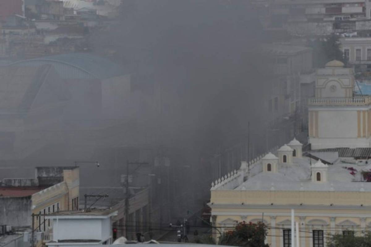 Guatemaltecos enardecidos incendian el Congreso Nacional exigiendo la renuncia del presidente Alejandro Giammattei