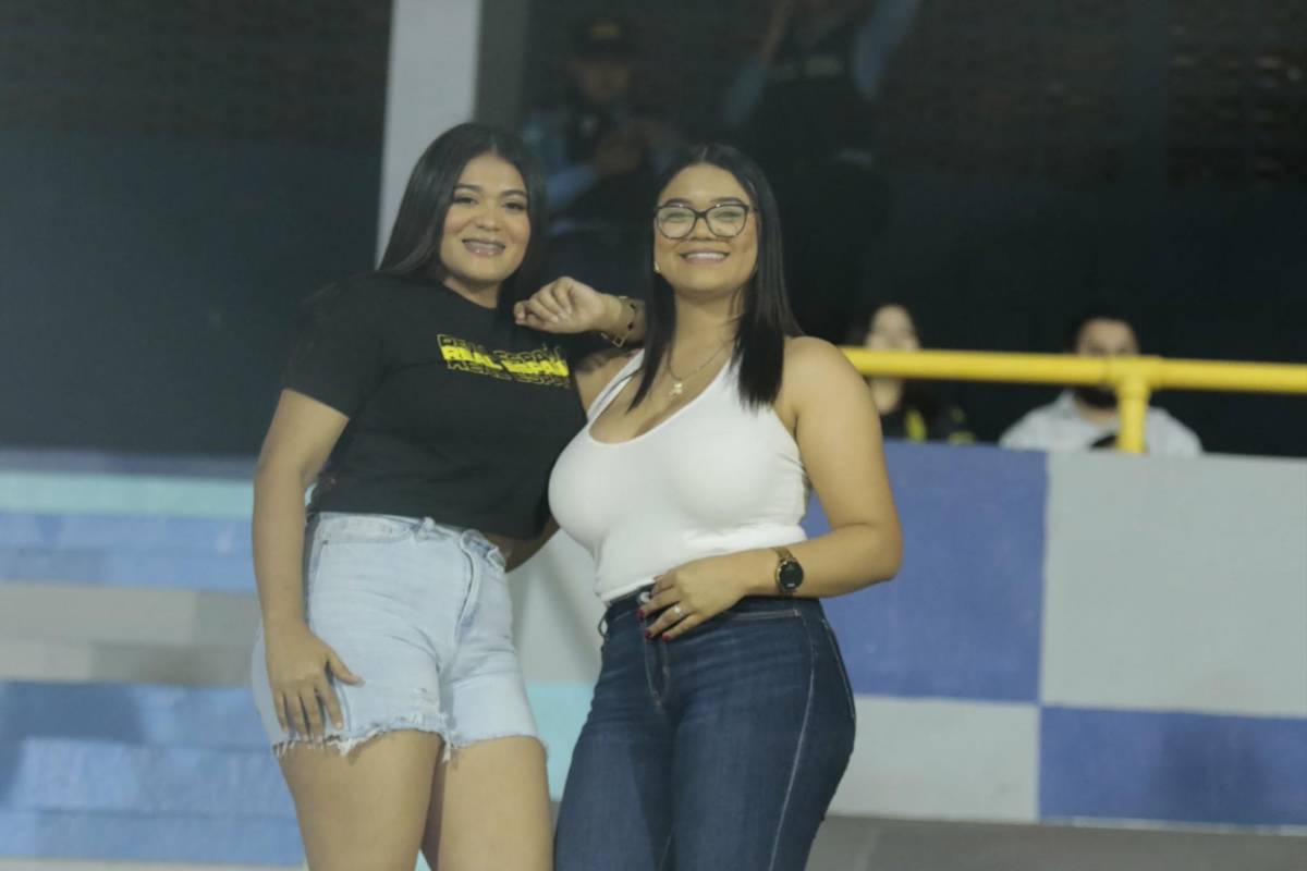 Llegando al Nacional se le avalanzaron a Moreira, las bellezas del Real España y el detalle de Jefryn Macías