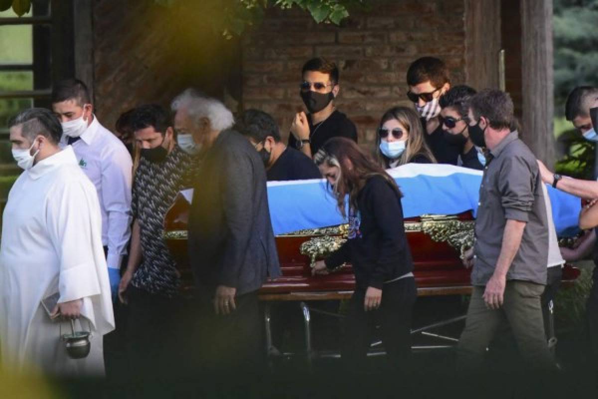 En medio del llanto y aplausos: Así fue el entierro de Diego Maradona en Argentina
