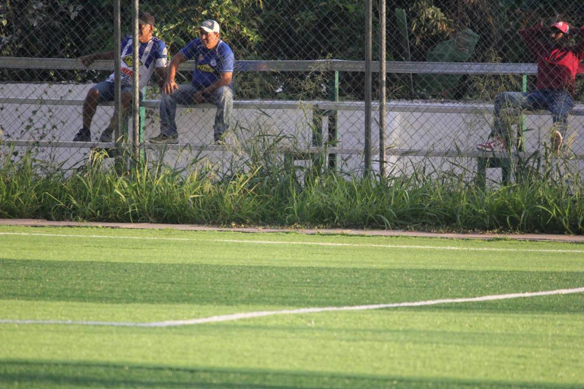 El pésimo engramado que llega hasta las rodillas, el enojo de Héctor Vargas con camarógrafos y cuándo se jugará el Juticalpa-Victoria