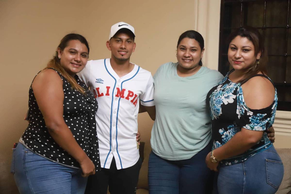 ¡De DIEZ! Entre piñatas y pastel celebró Edwin Rodríguez junto a la familia su cumpleaños anticipado y por el viaje a Grecia