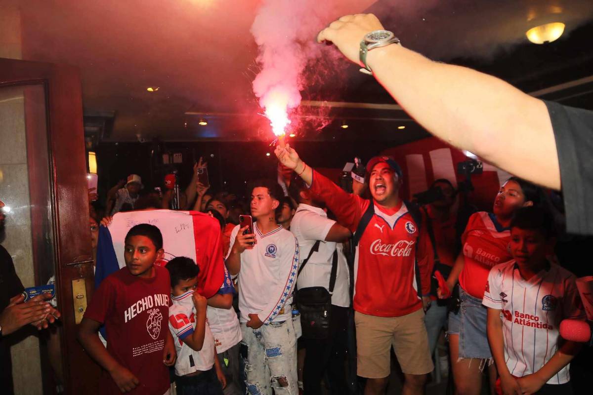 ¡Una locura de banderazo! Afición del Olimpia se desborda junto al plantel pensando en la corona 39