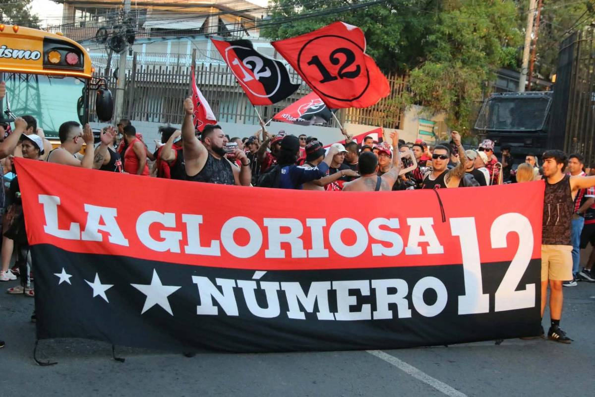 Ambientazo para el Motagua-Alajuelense y las muñecotas en el Estadio Nacional