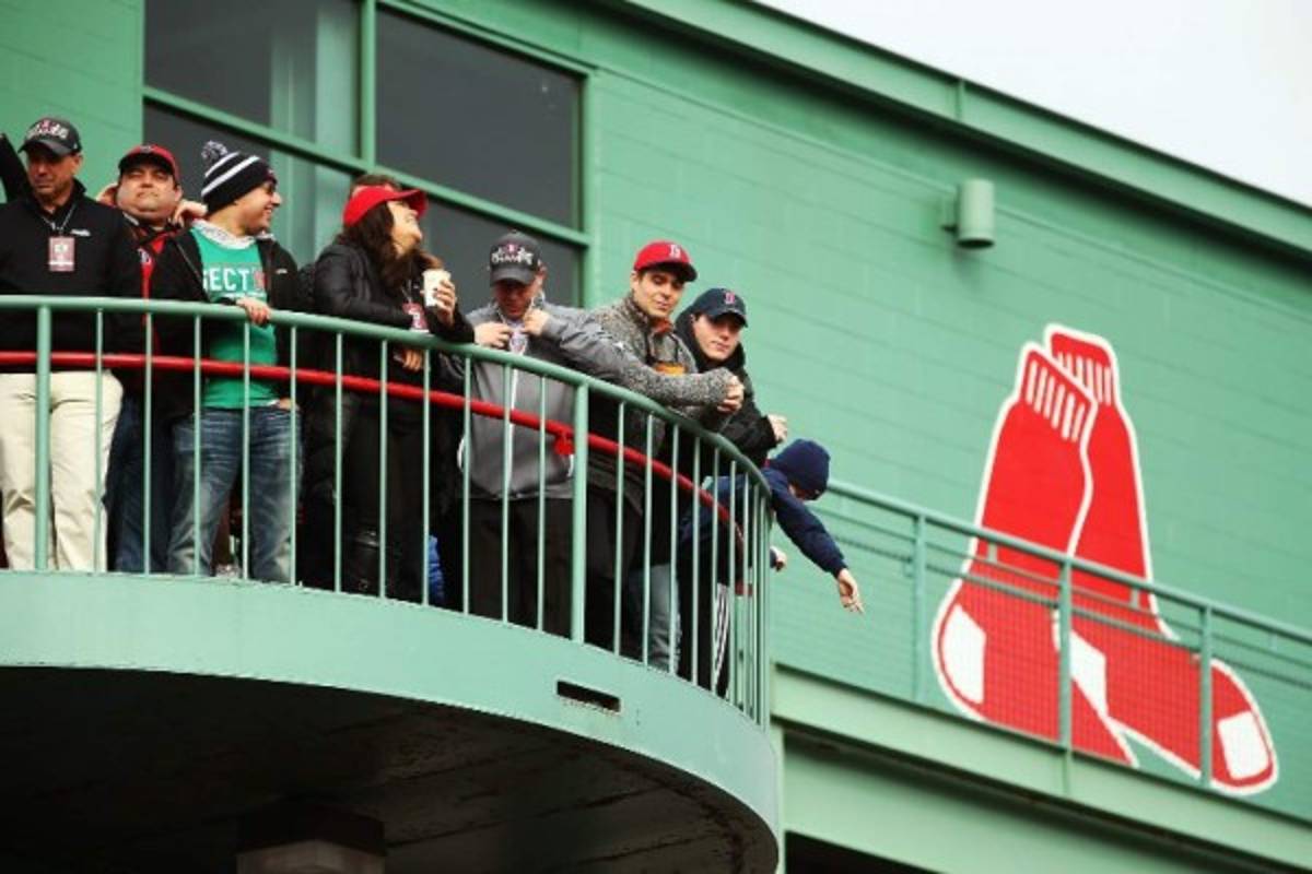 Aficionados de los Red Sox abarrotan calles de Bostón para celebrar la Serie Mundial