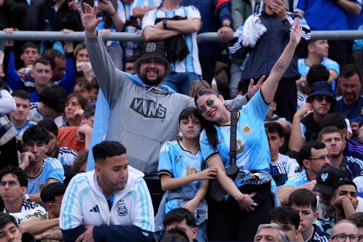 Messi rompió en llanto y Antonela presente: la despedida de Leo de Argentina