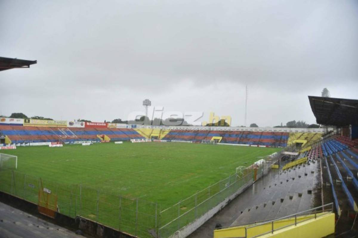 ¡INUNDADO! El estadio ceibeño se ha convertido en un verdadero pantano