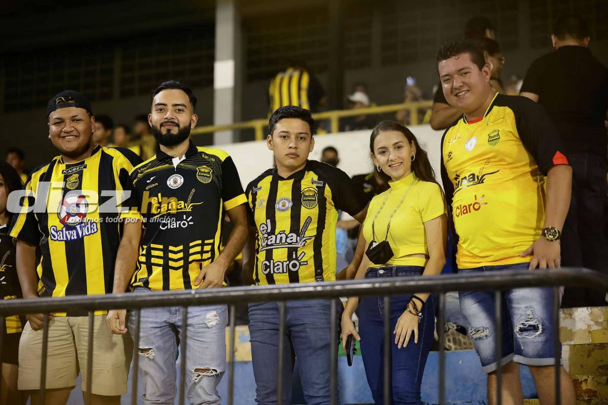 Bellas mujeres y gran ambiente en el estadio Morazán por el Real España-Alajuelense de la Liga Concacaf
