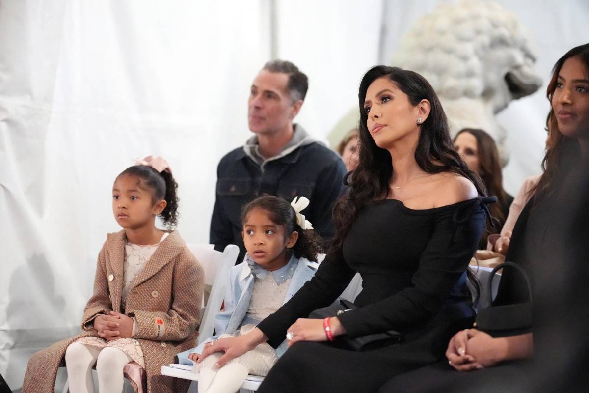 Las huellas de Kobe Bryant son inmortalizadas en Hollywood: Viuda e hijas de Kobe Bryant lo recuerdan en emotivo evento