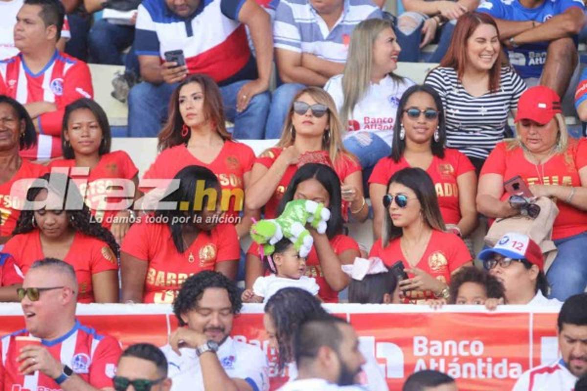Modelos, aficionadas y esposas de jugadores, entre las chicas de la final Olimpia-Motagua