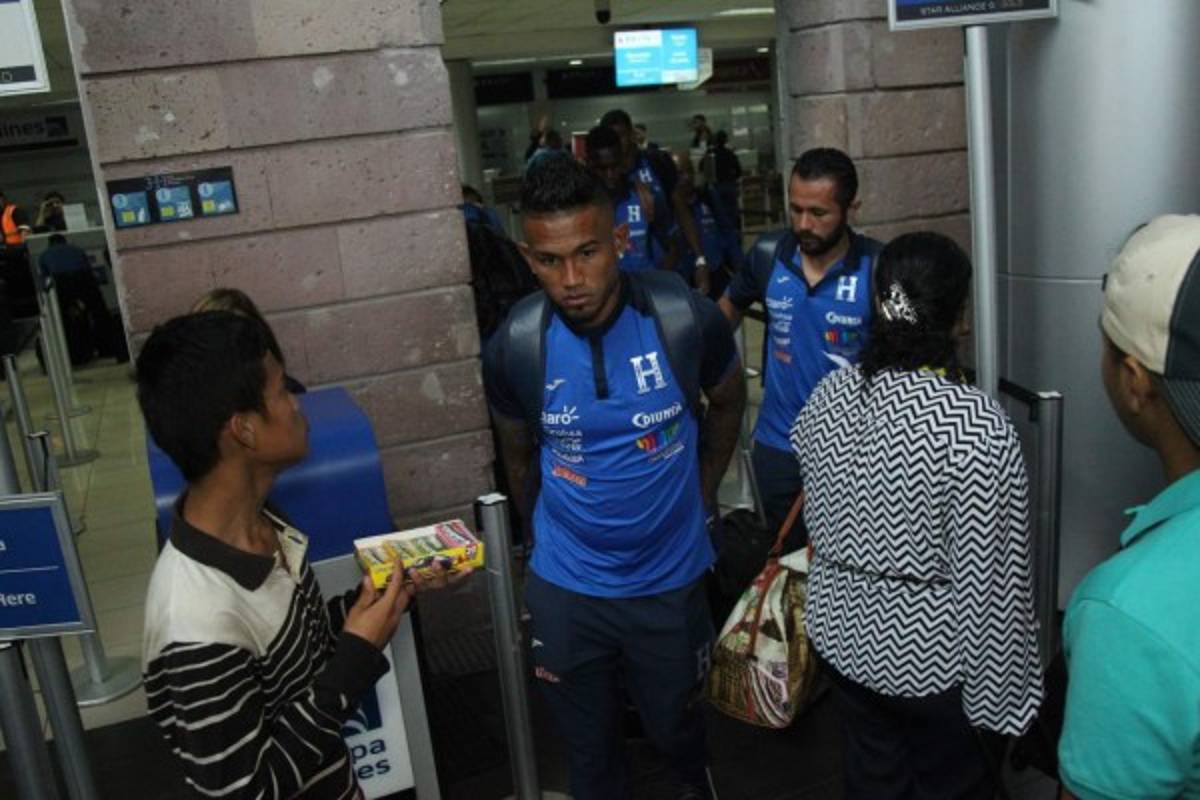 Bombos, chicas y gran ambiente en partida de Honduras a Costa Rica