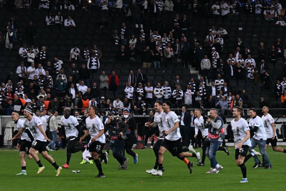 ¡Locura total! La invasión de los hinchas del Eintracht Frankfurt tras volver a una final europea 42 años después