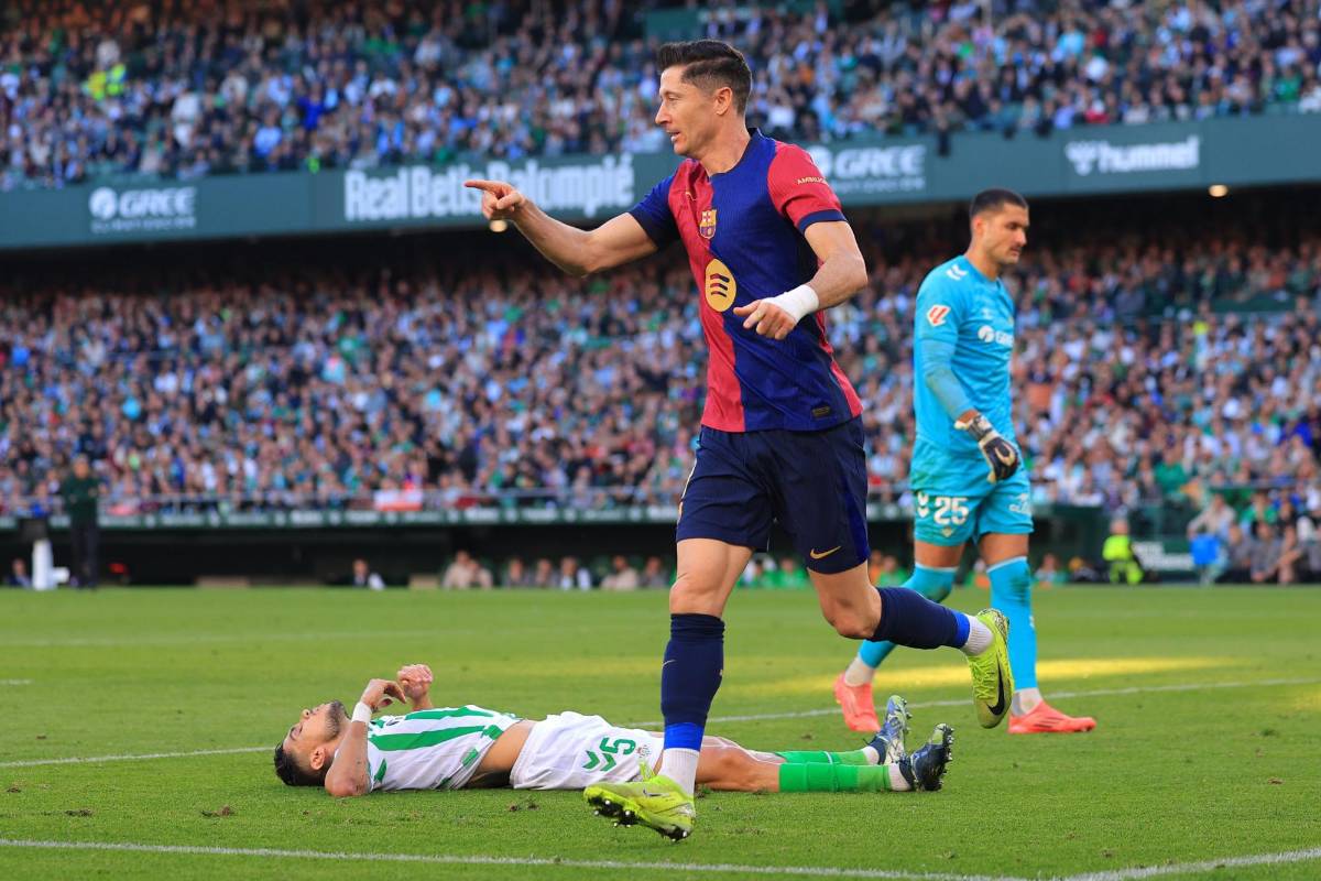 La roja que vio Flick y el jugador que perdió un diente en el Betis-Barcelona: “No le salía sangre y lo ha tirado”