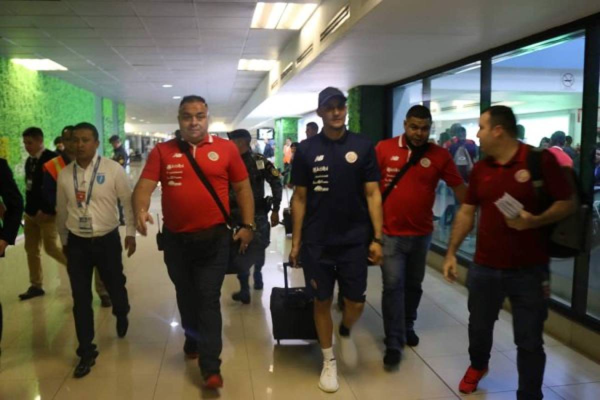 ¡Autógrafos, selfies y lágrimas! Keylor Navas desata locura a su llegada a Guatemala