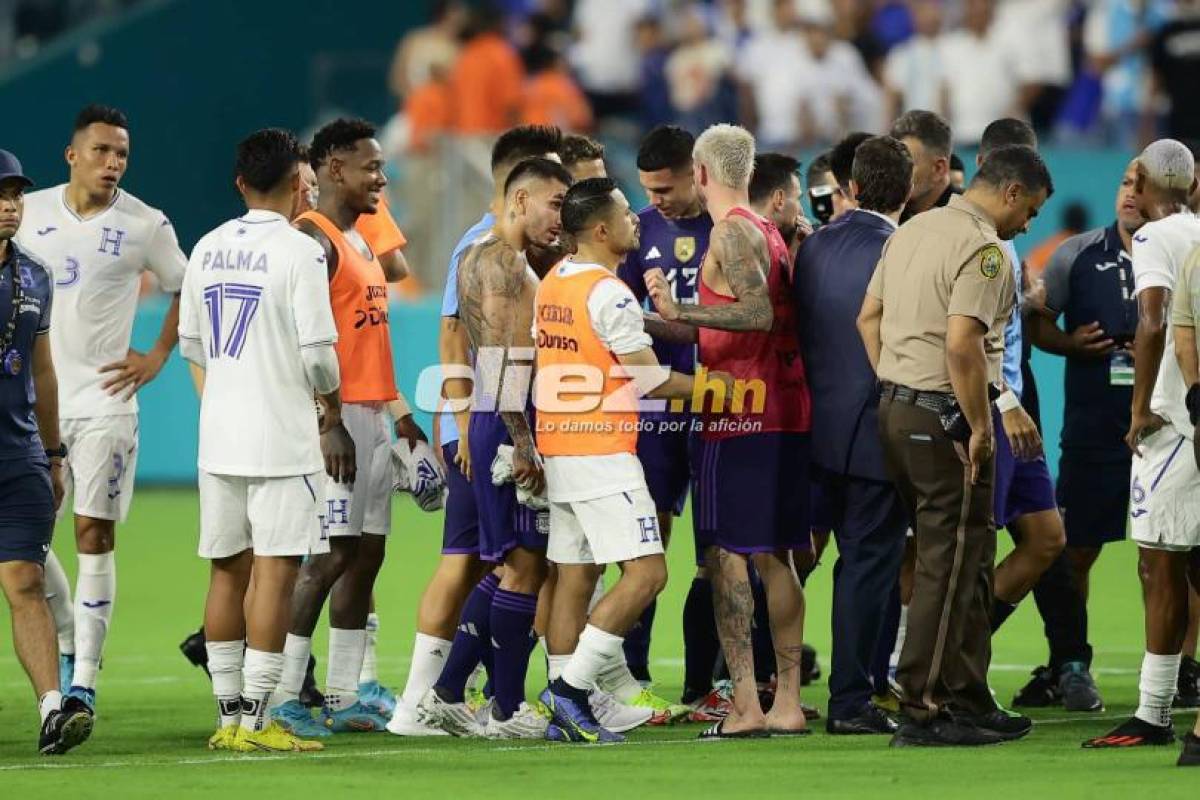 Futbolistas de Honduras y Argentina se despiden tras el 3-0 en favor de la albiceleste en Miami. FOTO: Yoseph Amaya