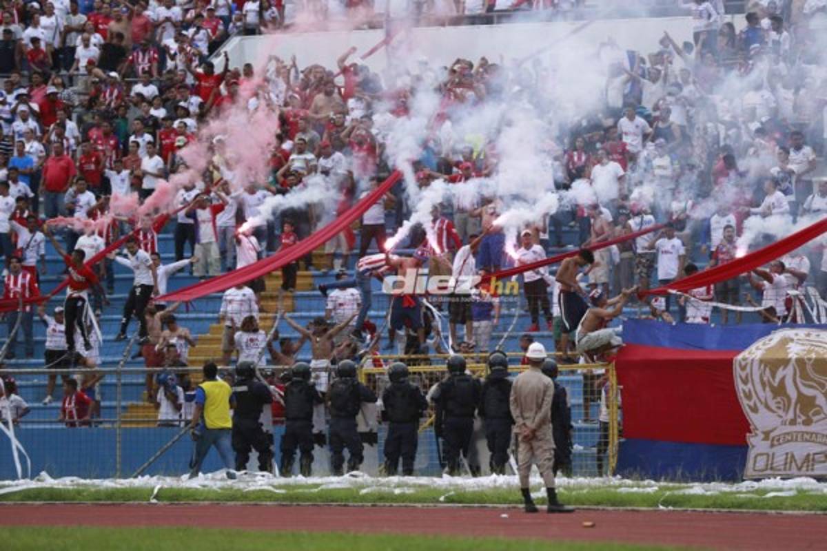 NO VISTE EN TV: Andy Najar en las gradas; Gesto obsceno de Ferrari y gaseados