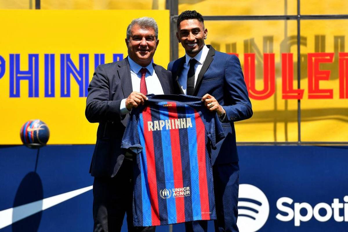 Así fue la presentación de Raphinha en Barcelona: Su hermosa mujer deslumbró, curioso momento con Laporta ¿y su dorsal?