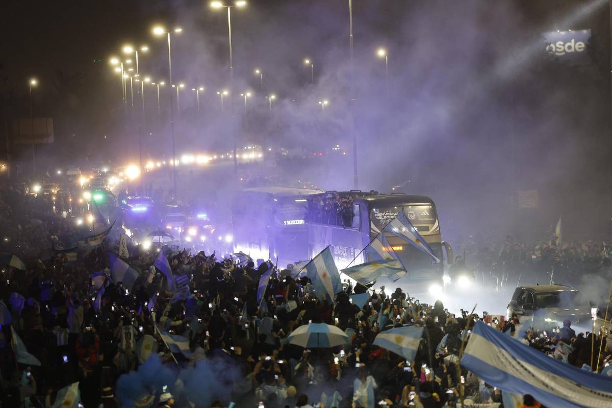 ¿Y Messi? Con la Policía, gran show y la alfombra roja en el regreso de Argentina