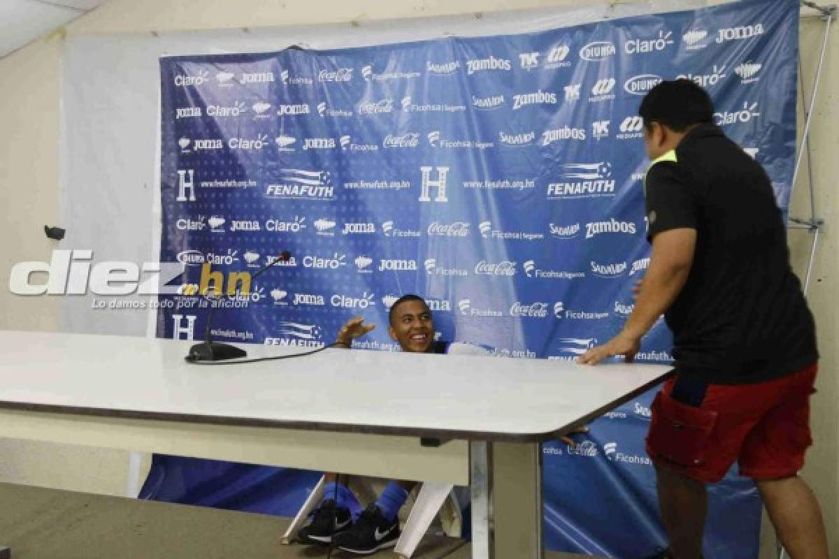 FOTOS: La caída de Rigo Rivas en conferencia de prensa con la Selección de Honduras