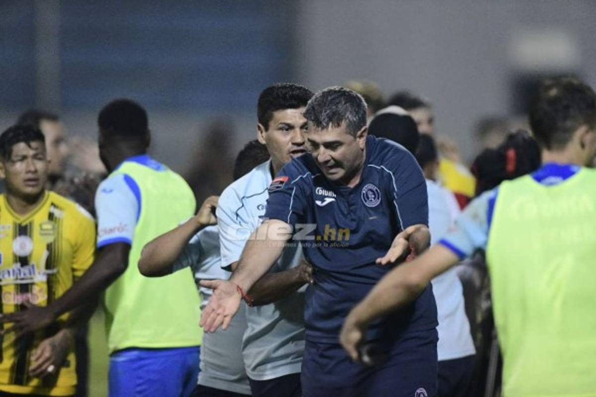 Latas, vasos y caja de cerveza: Diego Vázquez se descontroló en el Morazán