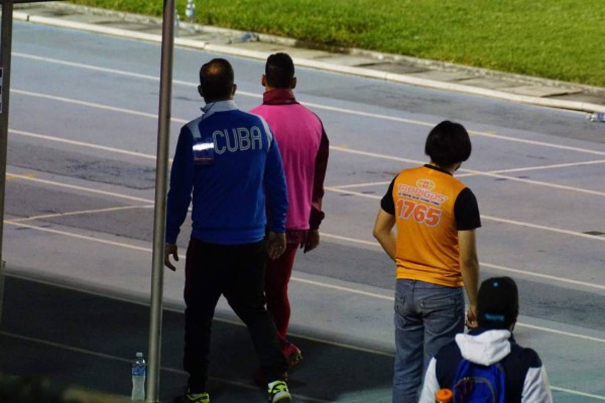 Los aficionados afuera del Cuscatlán, el cubano que llegó casi al entretiempo y la celebración de Alphonso Davies