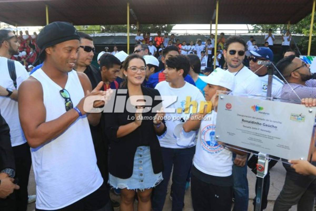 ¡Espectacular! Ronaldinho llevó tremenda felicidad a niños de Honduras