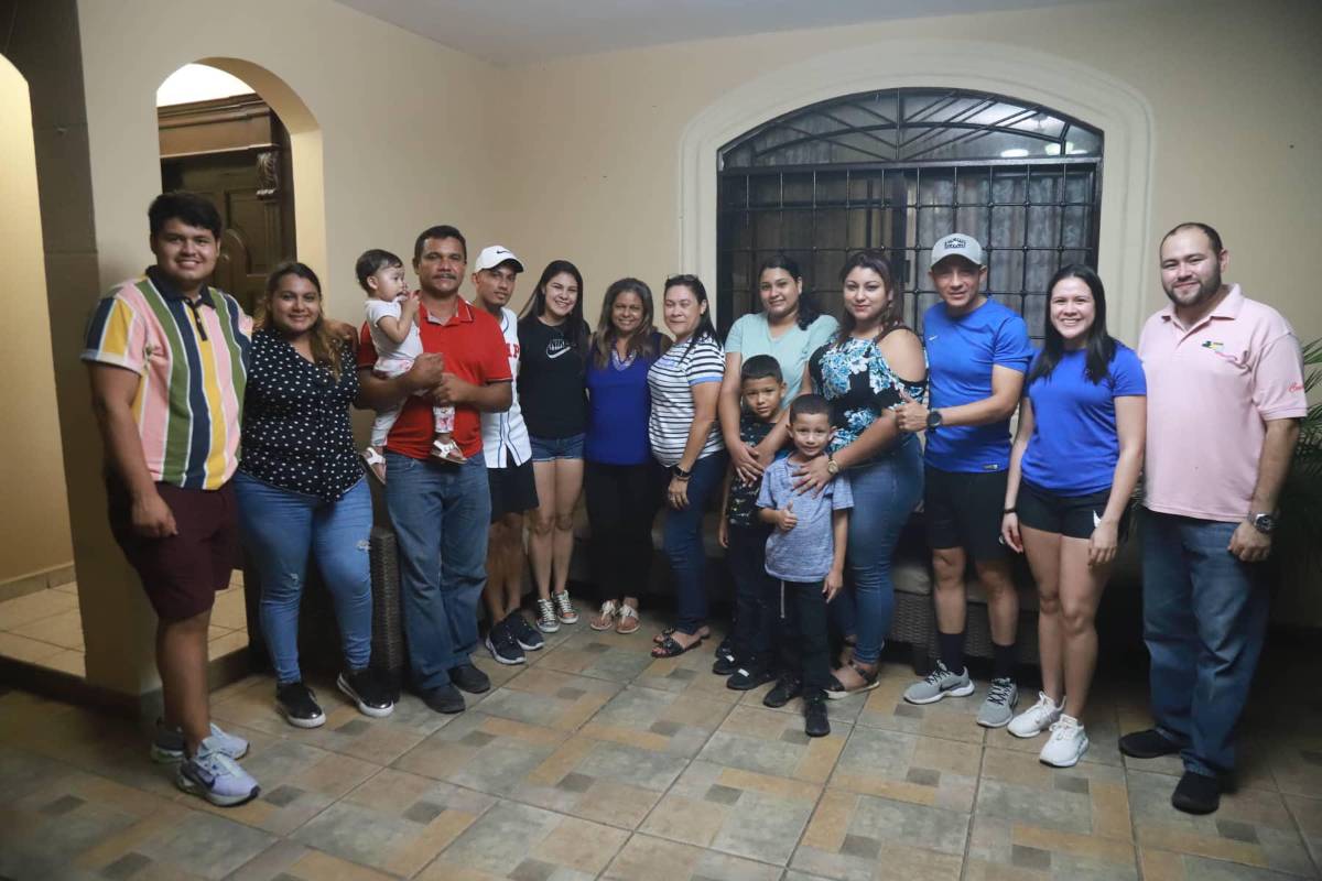 ¡De DIEZ! Entre piñatas y pastel celebró Edwin Rodríguez junto a la familia su cumpleaños anticipado y por el viaje a Grecia