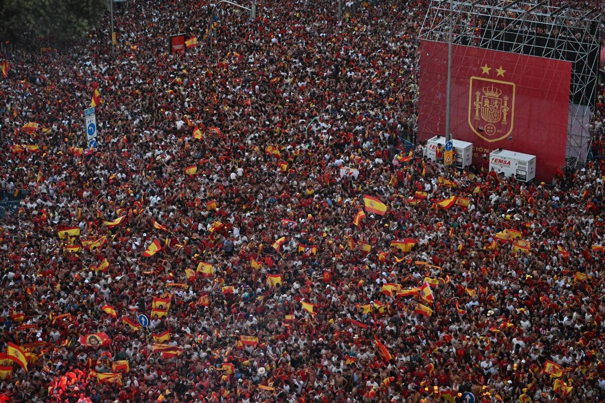 La fiesta de España hasta Cibeles, los que se besaron y el cartel: Paredes vs. Gavi