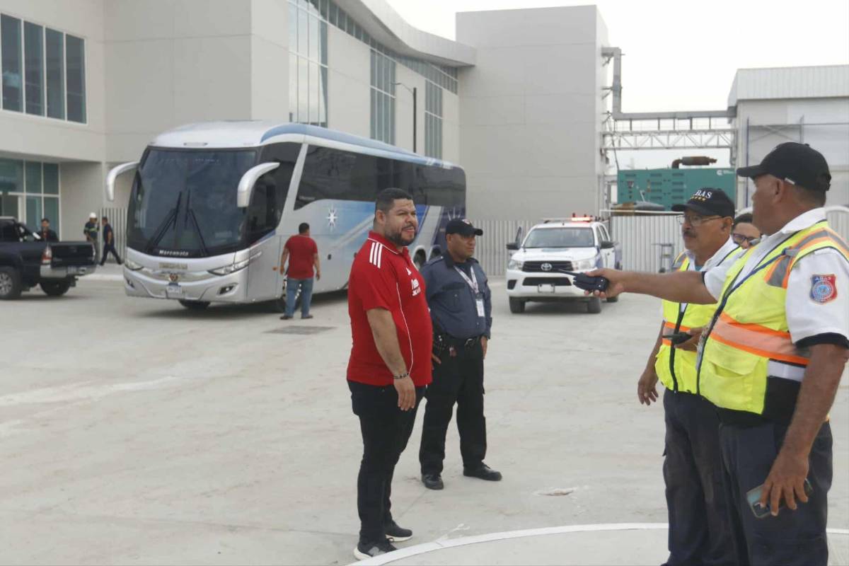 ¿Y Celso Borges? Keylor Navas, el más solicitado y Piojo aceptó selfie, bromas con periodista, así fue la llegada de Costa Rica a Honduras