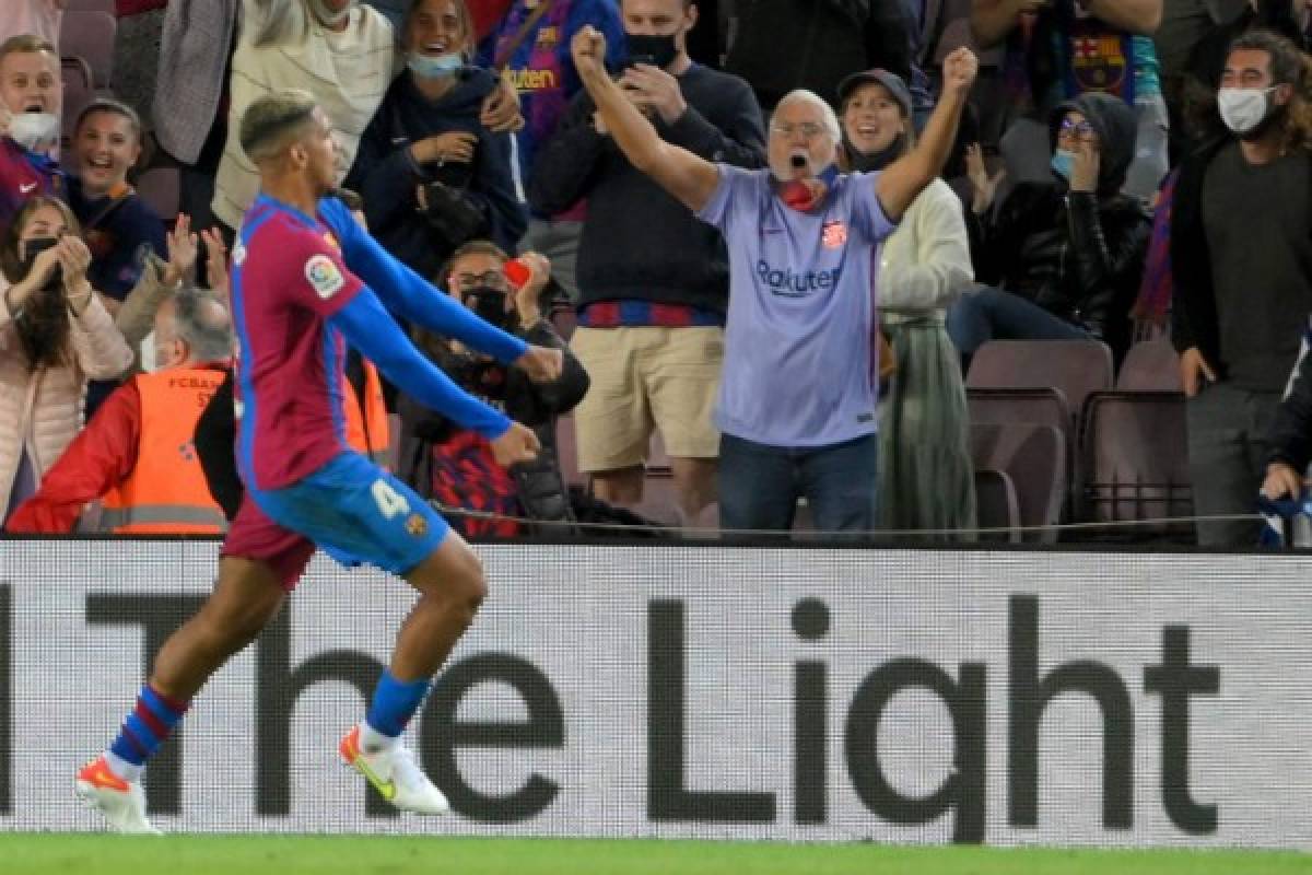 Pancarta para Koeman en el Camp Nou, el drama por el empate y lo que pasó con Piqué