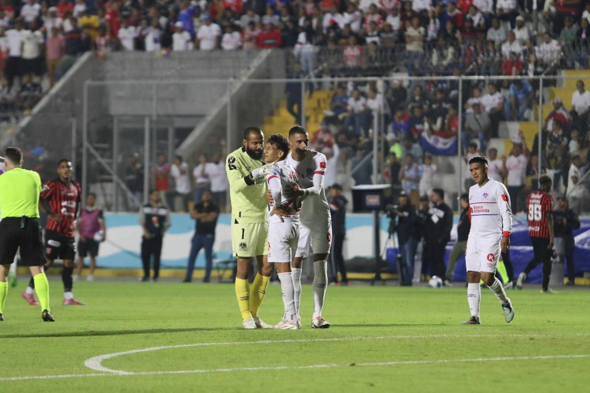 Alajuelense le pintó la cara, decepción en Olimpia al fallar en Copa Centroamericana 2025 y lágrimas al salir en camilla