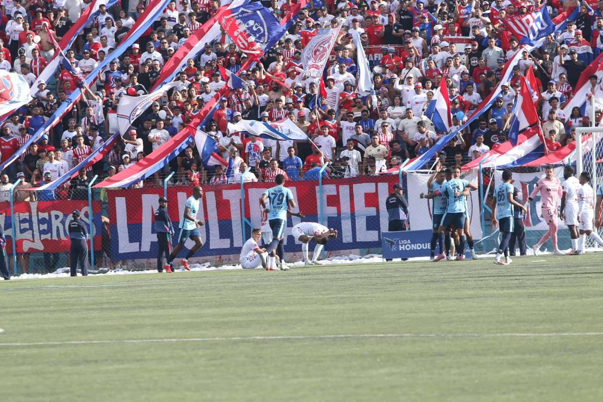 Olimpia se fue humillado, furia de Espinel, ex del León le gritó el gol a la banca y directivo bajó a hablar con los jugadores tras goleada ante Génesis PN