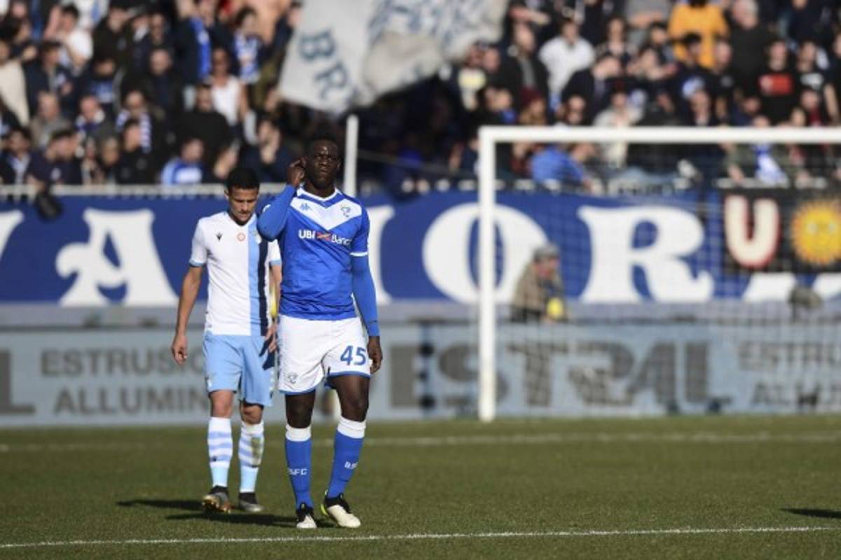 ¡Vergüenza! Mario Balotelli vuelve a recibir insultos racistas en Italia y detuvo el partido